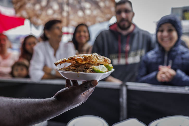 Veja imagens do Festival do Torresmo em Santos