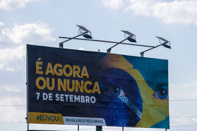 Outdoor em apoio à manifestação bolsonarista no 7 de Setembro, próximo a Brasília