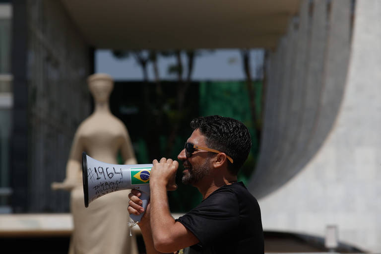 Dom Werneck, ativista pela intervenção militar, na frente do STF