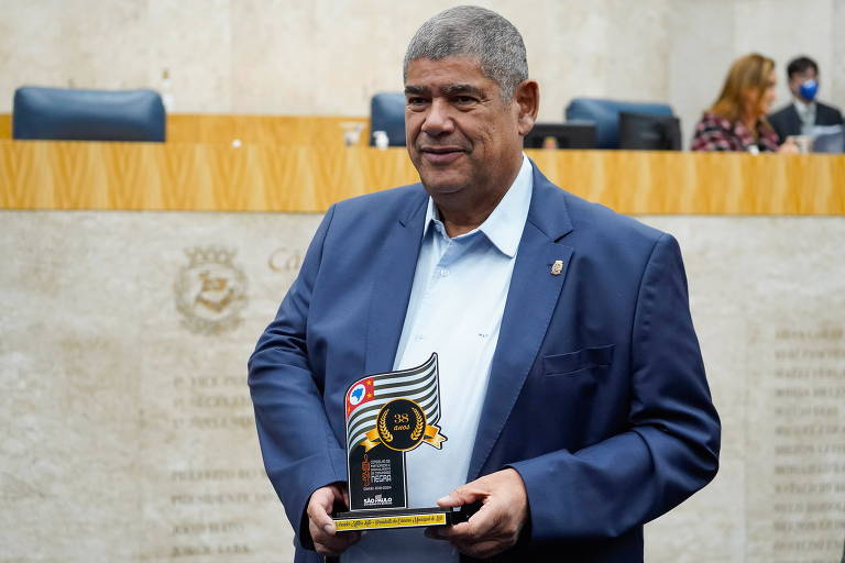 Atual presidente da Câmara Municipal de São Paulo, vereador Milton Leite segura um troféu