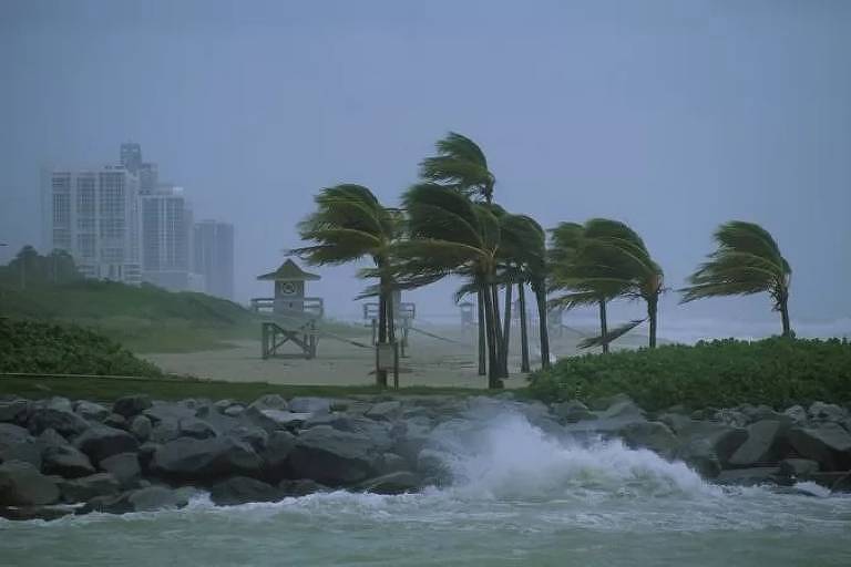 Furacões que causaram sérios danos, como Katrina ou Andrew, ocorreram no mês de agosto