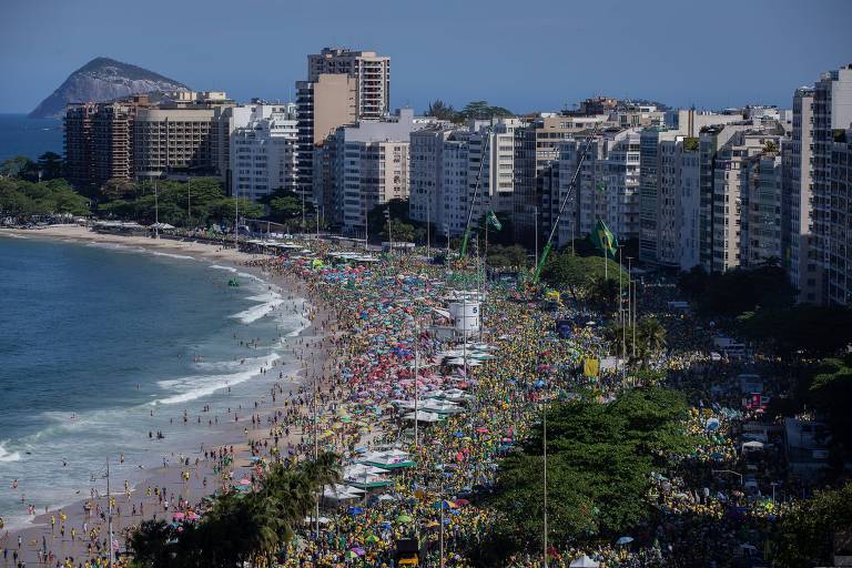 Apoiadores do presidente Jair Bolsonaro durante ato em comemoração ao 7 de Setembro na praia de Copacabana, no Rio de Janeiro