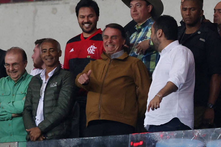 Candidato a reeleição, o presidente Jair Bolsonaro acompanha jogo do Flamengo no Maracanã ao lado do senador Romário, também candidato a reeleição