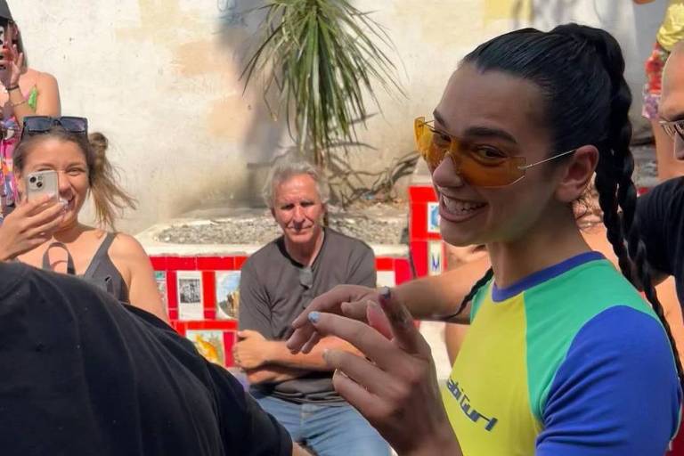 Dua Lipa visita feira na Lapa e é seguida por fãs em passeio pelo Rio