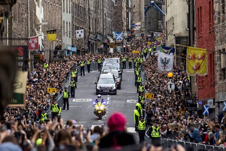 Multidão recebe corpo de Elizabeth 2ª em Edimburgo após cortejo de seis horas