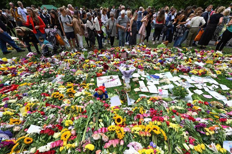 Crianças deixam cartas, flores, urso e sanduíche para Elizabeth 2ª; palácio tem fila de 3 h