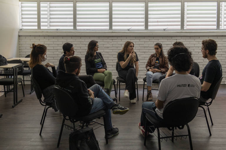 Time de parceiros voluntários da Politize! em grupo de trabalho na Universidade Estadual de Santa Catarina