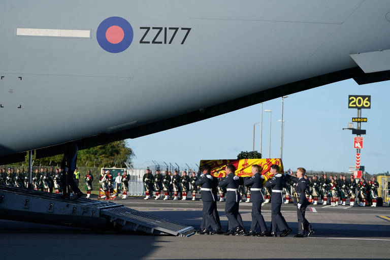 Corpo da rainha Elizabeth 2ª chega a Londres em preparação para funeral