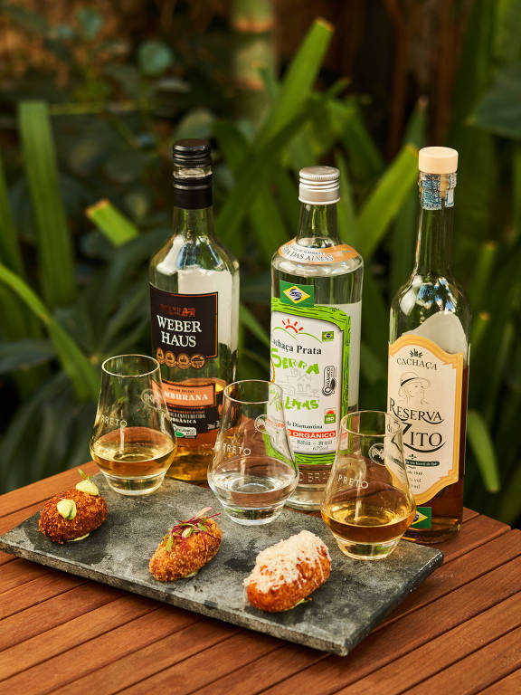 Preto Cozinha sugere petiscos harmonizados com cachaça; são sugestões a croqueta carne de sol com abóbora harmonizada com cachaça envelhecida em amburana; o bolinho de peixe harmonizado com cachaça armazenada em grapeira e a croqueta de milho com queijo canastra harmonizada com cachaça armazenada em ipê defumado