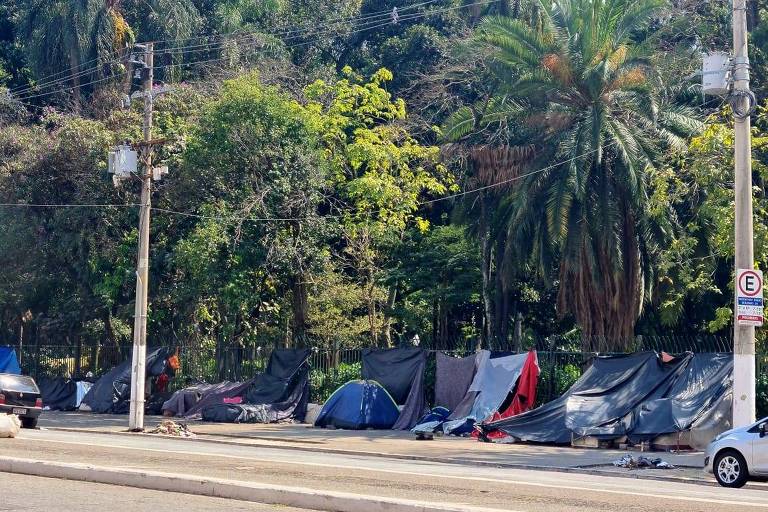 Barracas de pessoas em situação de rua encostadas às grades que cercam o parque Jardim da Luz