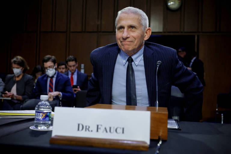 O médico Anthony Fauci fala en sessão do Senado dos Estados Unidos