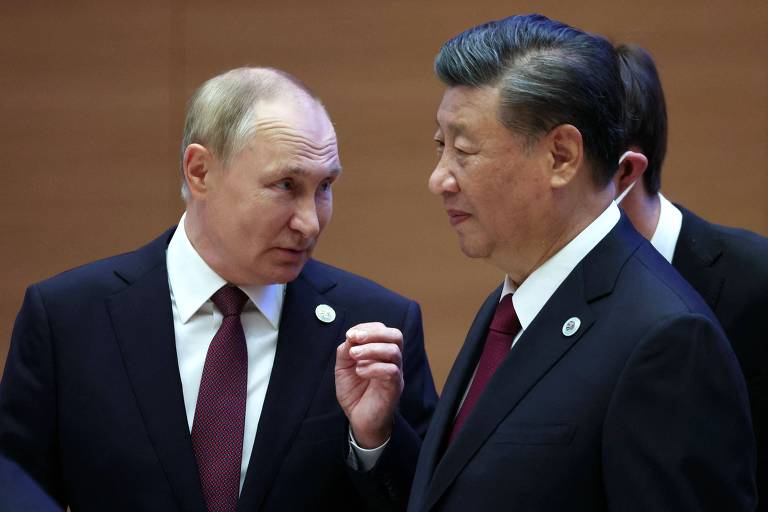 Putin fala com Xi durante a reunião da Organização de Cooperação de Xangai, em Samarcanda