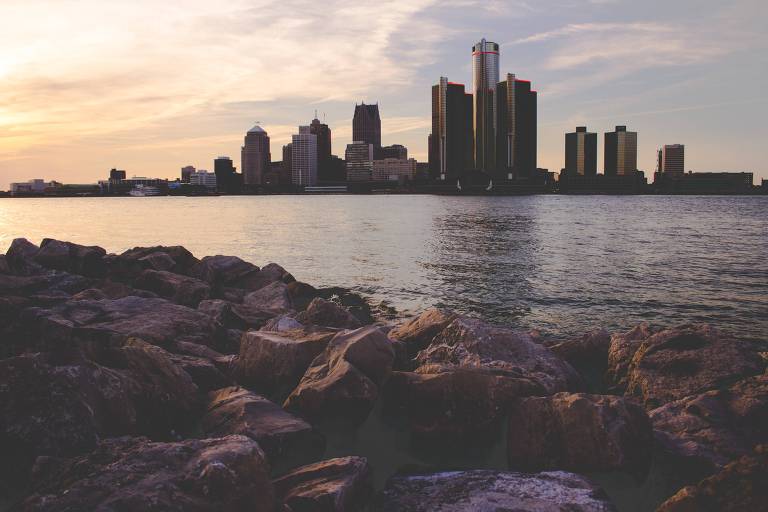 Prédios altos de Detroit separados por um rio, em foto tirada do lado canadense da fronteira