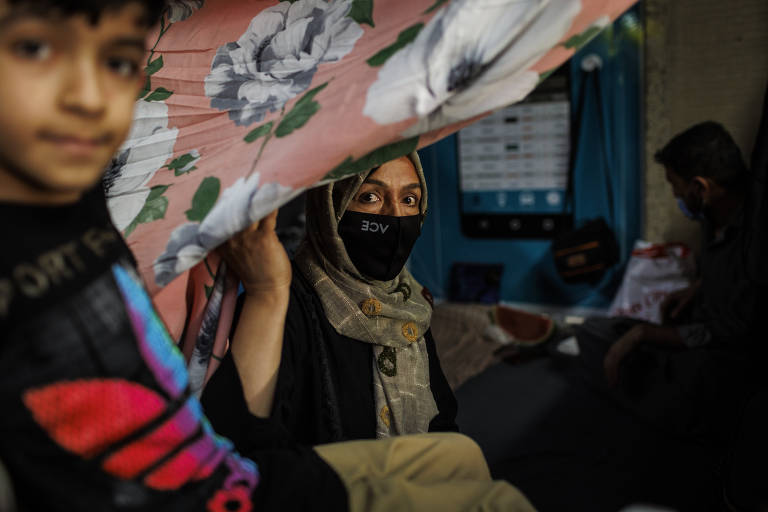 Refugiados afegãos dormem em acampamento no aeroporto de Guarulhos