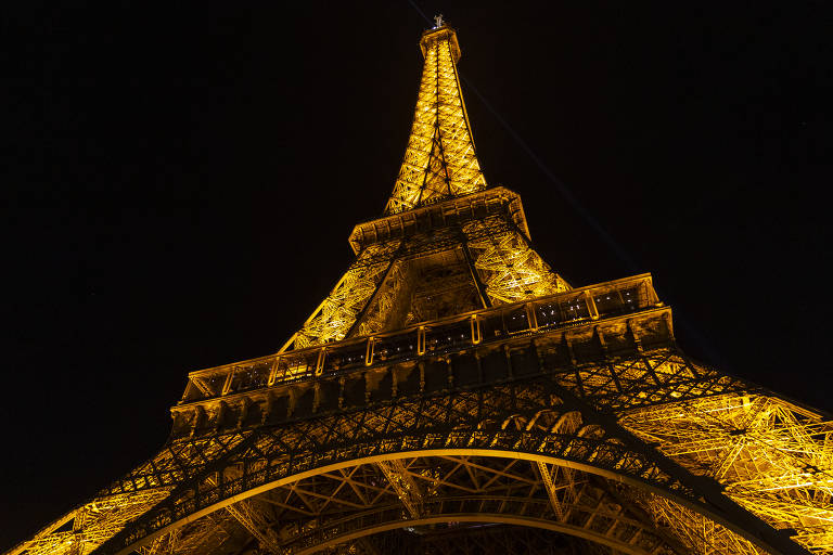 França: Torre Eiffel, Louvre e Versalhes apagam luz mais cedo para economizar energia