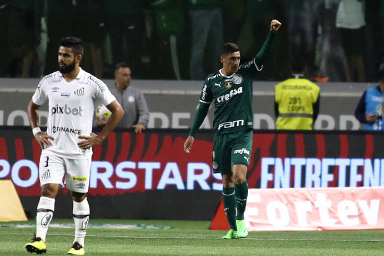 Miguel Merentiel levanta o braço para comemorar seu gol que deu a vitória ao Palmeiras