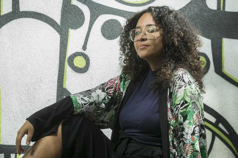 Retrato de Bianca Lobato, 22,  mulher negra, de cabelos cacheados e castanhos. Bianca é formada em Gestão de Políticas Públicas pela USP e coordenadora de mobilização da campanha da candidata Isabela Rahal, do PSB