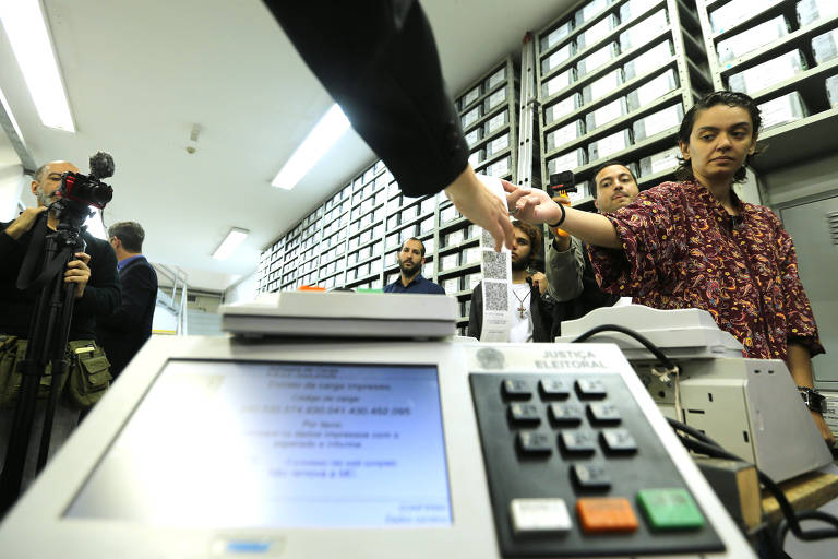 Brasileiros na Itália fretam até ônibus para poder votar após fechamento de seções