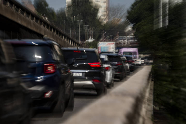 Fila de carros parados em rampa que dá acesso a viaduto