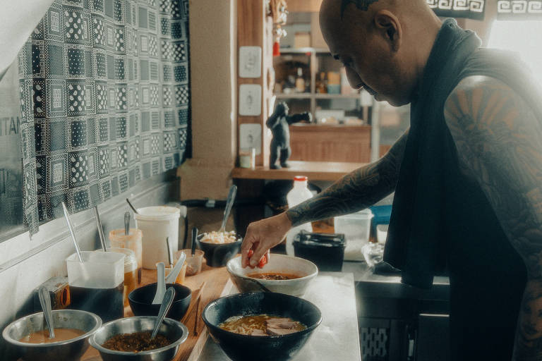 Veja imagens do Brazil Lamen, comandado por Shindo Michihiko