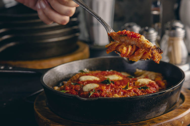 Parmegiana servida no Hospedaria, um dos restaurantes do chef Fellipe Zanuto na Mooca