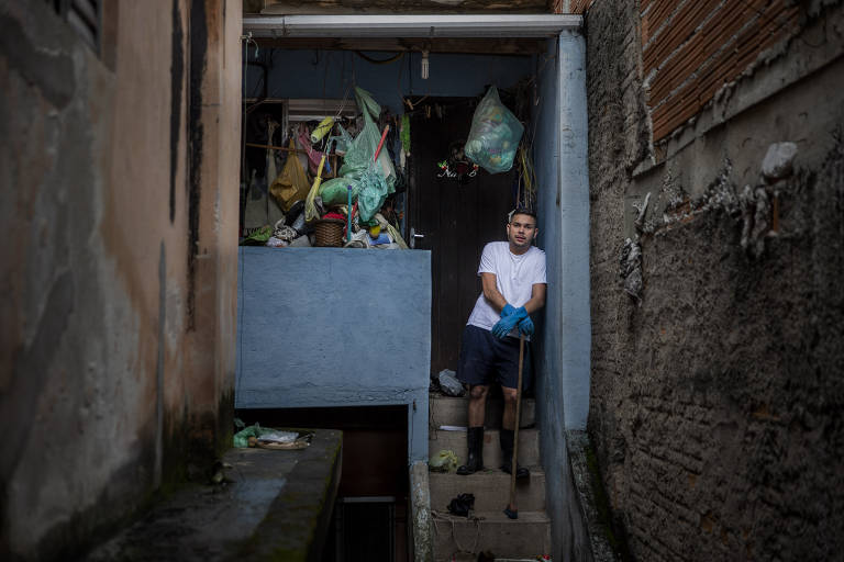 Influenciador oferece limpeza solidária na casa de pessoas com depressão