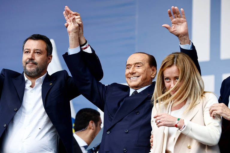 Meloni ao lado de Berlusconi e de Matteo Salvini (esq.) durante comício em Roma