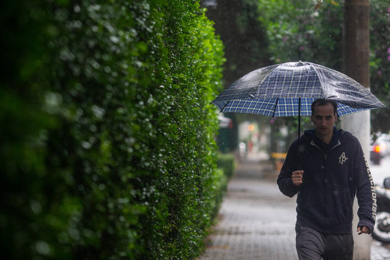 Semana começa com chuva forte em grande parte do país