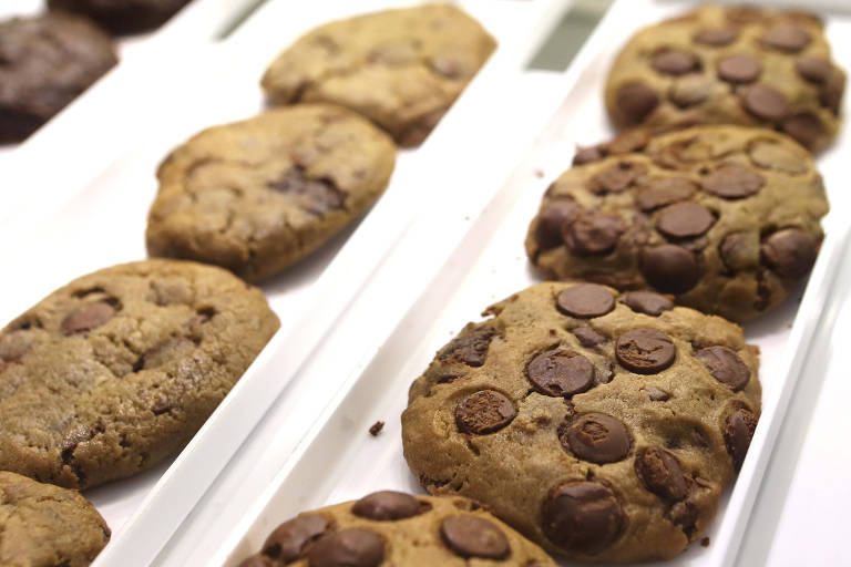 Foto de biscoitos com gostas de chocolate perfilados em bandeja de vitrine