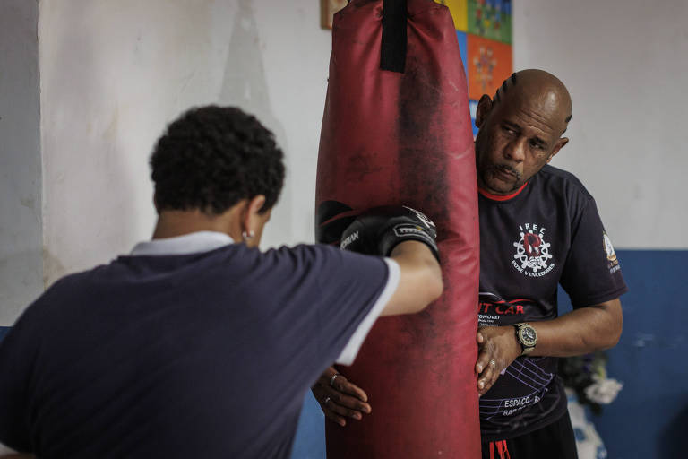 Sobrevivente do Carandiru ensina boxe para crianças e adolescentes da periferia de SP