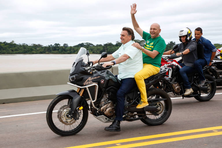 Jair Bolsonaro conduz moto com Luciano Hang na garupa