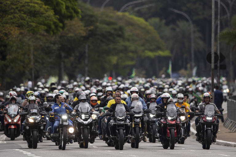 Bolsonaro participa de motociatas em SP e SC