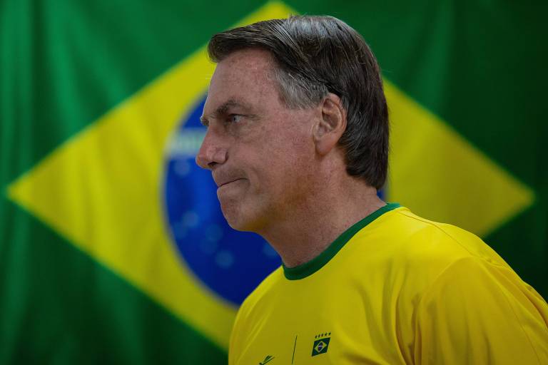 O presidente Jair Bolsonaro ao chegar para votar em uma escola da Vila Militar do Rio