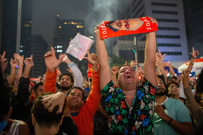 A camisa é vermelha