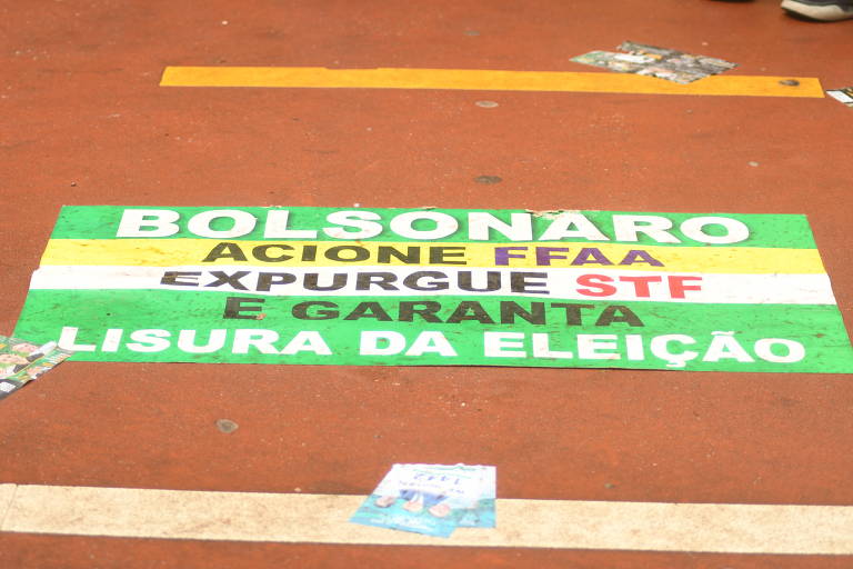 Cartaz no chão que pede que Bolsonaro acione as Forças Armadas