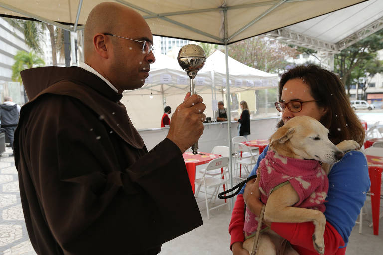 Tutores levam pets para bênçãos e missas no Dia de São Francisco