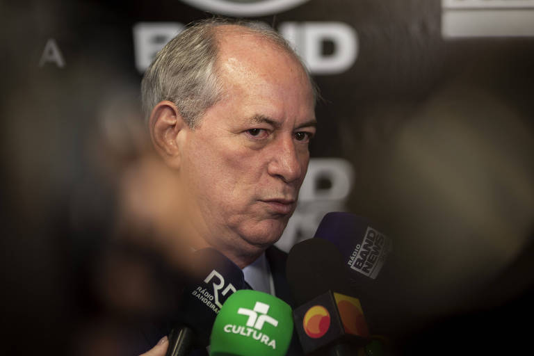 Ciro Gomes, do PDT, durante a entrada para o primeiro debate entre presidenciáveis, em 28 de agosto