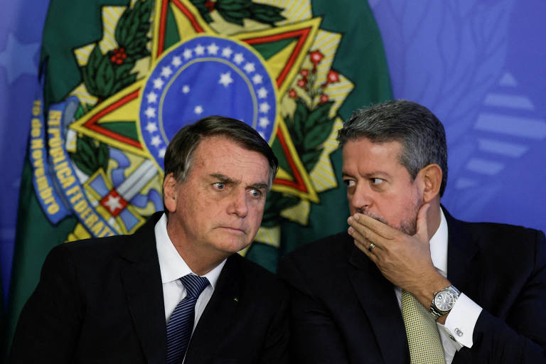 Presidente Jair Bolsonaro (esq.) e presidente da Câmara, Arthur Lira (PP-AL)