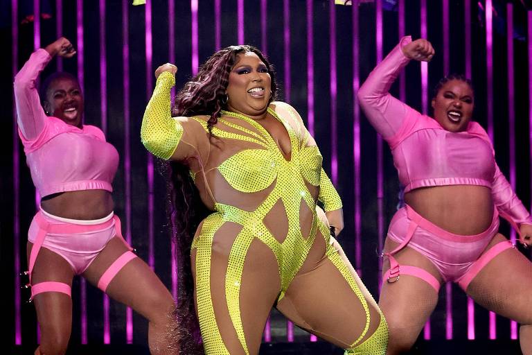 Lizzo rebate com piada comentários de Kanye West sobre seu peso