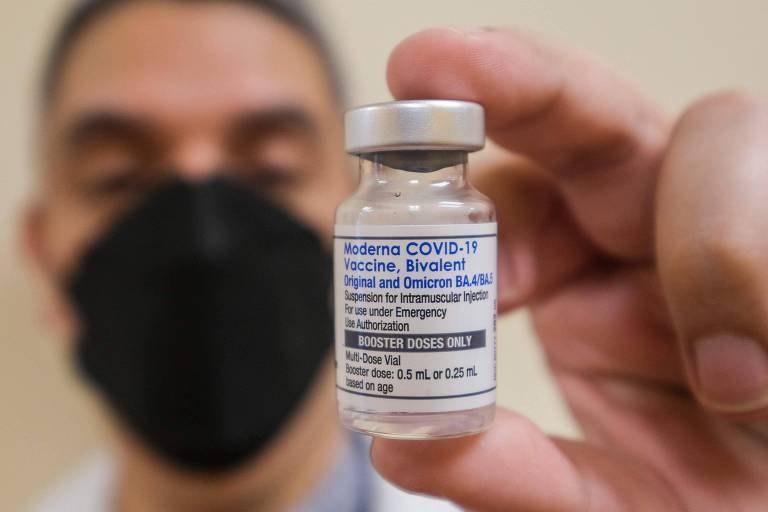 Profissional da saúde segura um frasco da fórmula bivalente da vacina contra Covid da Moderna em uma clínica em Los Angeles, Califórnia (EUA)