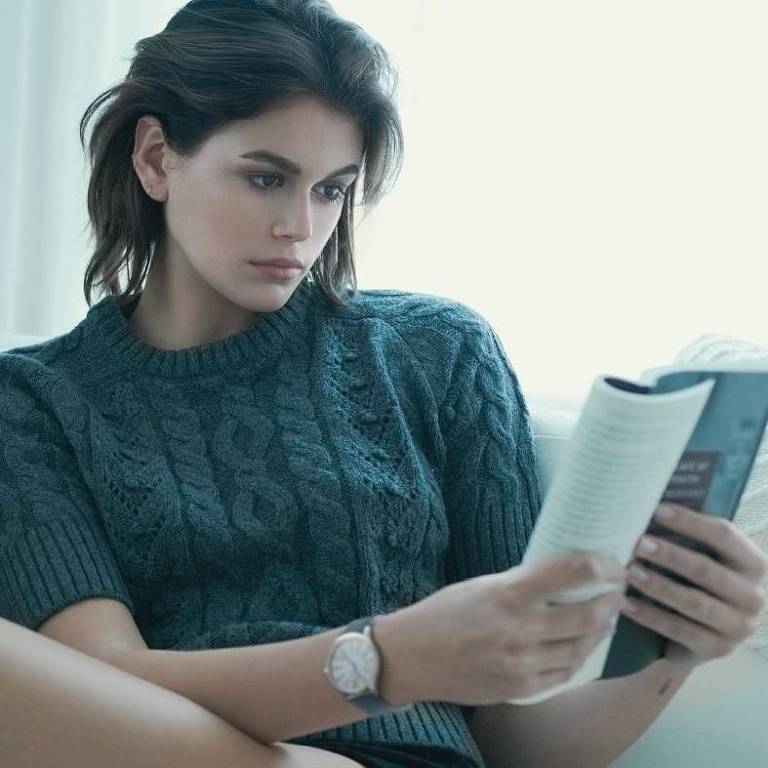 Kaia Gerber lendo