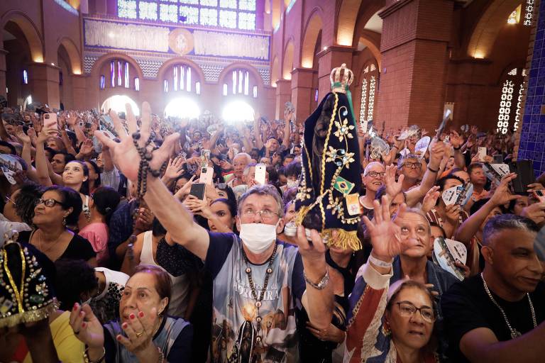 Fiéis lotam Aparecida em homenagem à Nossa Senhora