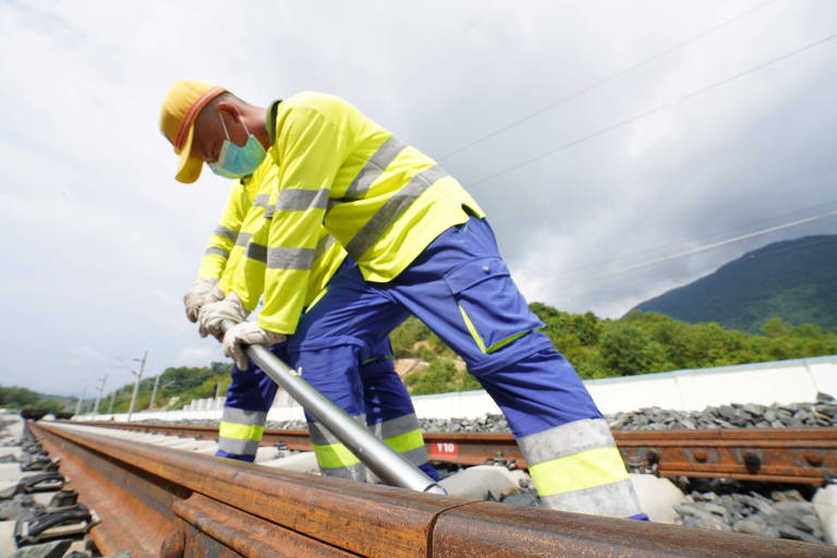 Trabalhadores fazem manutenção na ferrovia Laos-China, um dos projetos da Iniciativa Cinturão e Rota, em Luang Prabang (Laos) 