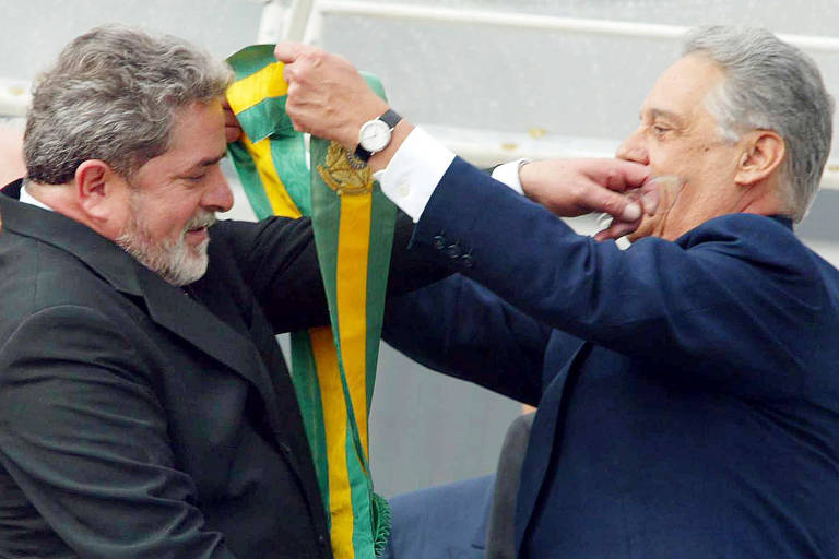 Lula (PT) recebe a faixa presidencial de Fernando Henrique Cardoso (PSDB) na posse do primeiro mandato do petista
