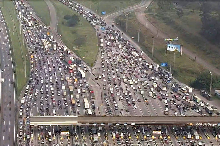 Rodovia Castello Branco ficou congestionada na manhã desta segunda-feira, no sentido interior, na altura de Osasco (SP)