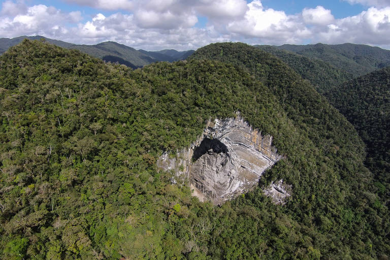 Felipe Camargo abre primeira via para o pórtico de caverna mais alto do mundo