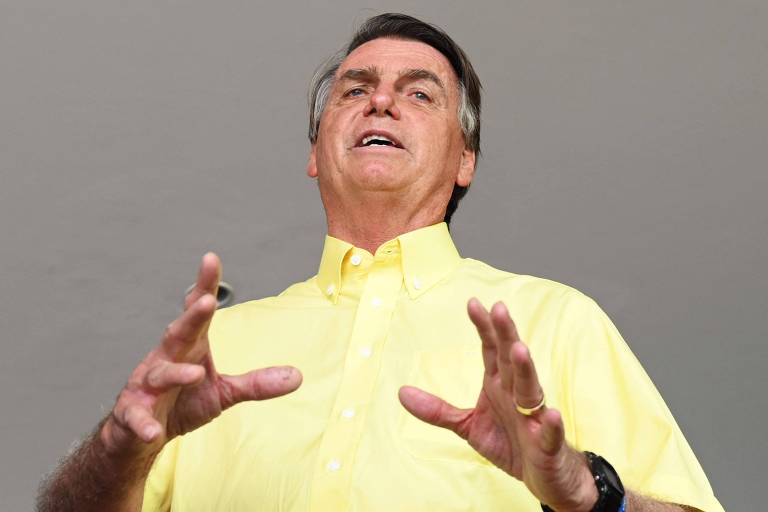 Presidente Jair Bolsonaro fala gesticulando as duas mãos