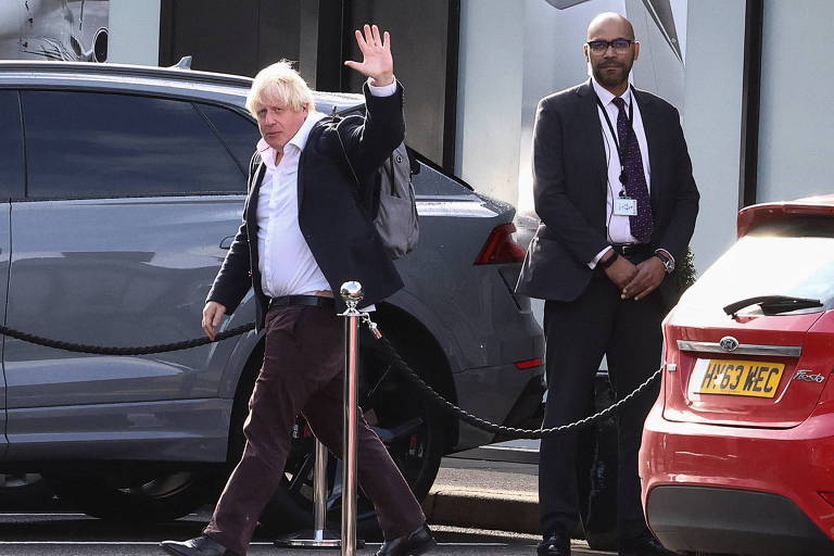 Boris Johnson interrompe férias e volta para Londres para tentar reviravolta