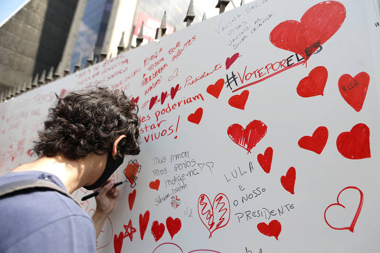 Memorial para vítimas da Covid-19 é instalado na avenida Paulista, em São Paulo