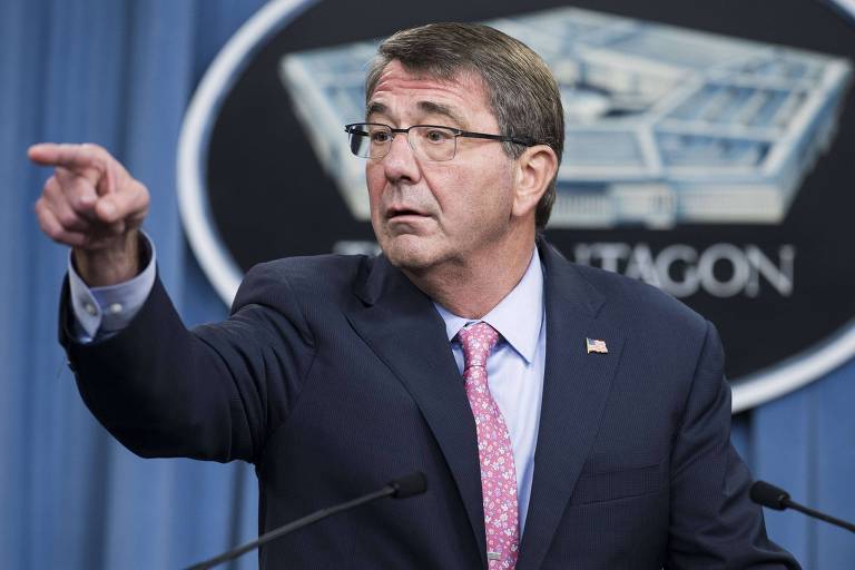 Então secretário de Defesa dos EUA, Ashton Carter, discursa na sede do Pentágono, em Washington